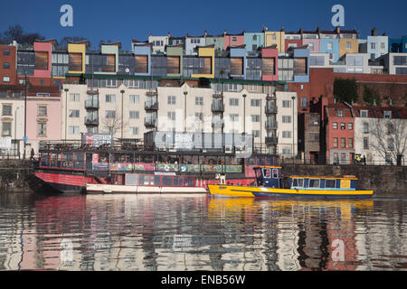 Die bunten Häuser in Hotwells in Bristol. Der "Korn Barge" Pub und eine gelbe Fähre gelten im Vordergrund. Stockfoto