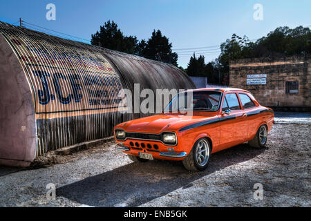 Ford Escort MKI Mexiko farbige Orange in Malta mit einem Cosworth-Motor auf das Glas funktioniert. Stockfoto