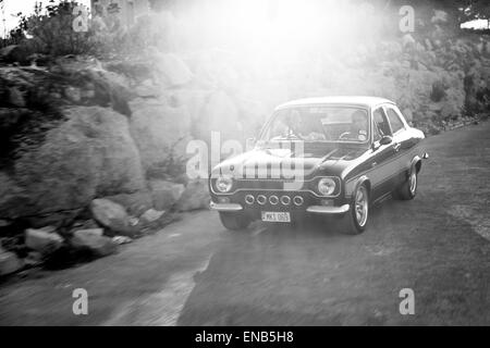 Ford MKI Escort in Malta schwarz / weiß Aufnahme mit einem Sunburst bewegen. Stockfoto