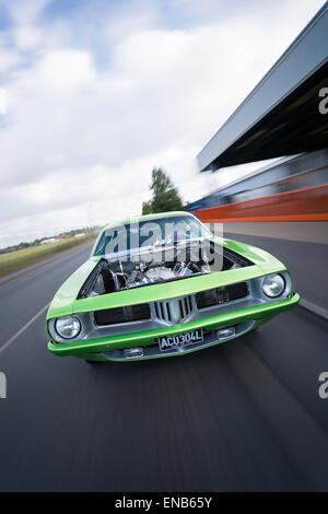 Plymouth Barracuda in innerstädtischer Lage in Bewegung, Bewegung, rig geschwenkt, Schuss. Stockfoto