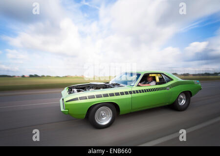 Plymouth Barracuda in eine urbane Lage verschieben, rig geschwenkt, Shot mit Motorhaube Haube ab. Stockfoto