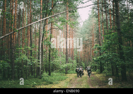 Nicht identifizierte Reenactor verkleidet als deutsche Soldaten im März durch Sommer Wald Stockfoto