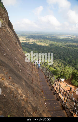 Weg Menschen klettern Sigiriya-Felsen antiken Palastes, Matale-Distrikt Central Province, Sri Lanka, Asien Stockfoto