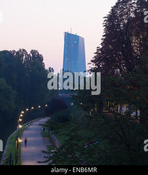 Der europäische Hauptsitz der Zentralbank, EZB, im Zentrum von Frankfurt am Main, Deutschland, in den frühen Morgenstunden Stockfoto