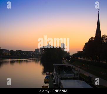 Schönen guten Morgen Atmosphäre auf dem Main mit der neuen Europäischen Zentralbank Gebäude in Frankfurt am Main, Deutschland Stockfoto