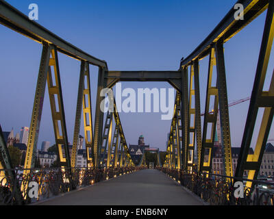 Eiserner Steg Brücke und Business-Gebäude im Zentrum von Frankfurt am Main, bei Sonnenaufgang Stockfoto