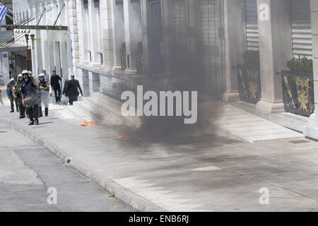 Athen, Griechenland. 1. Mai 2015. Athen, Griechenland. 1. Mai 2015. Kleine Schlägereien stattfinden zwischen Anti-autoritäre und der Polizei als Molotowcocktails und Flash-Knall Granaten geworfen. Tausende, Mitglieder der Left-Wing Parteien, Gewerkschaften und anarchistischen Gruppen nahmen an der jährlichen 1. Mai Demonstrationen anlässlich des internationalen Tag der Arbeit. Bildnachweis: Nikolas Georgiou/ZUMA Wire/ZUMAPRESS.com/Alamy Live-Nachrichten Stockfoto