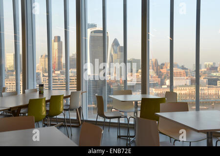 Blick auf London von einem modernen Wolkenkratzer, Tischen und Stühlen in einem café Stockfoto