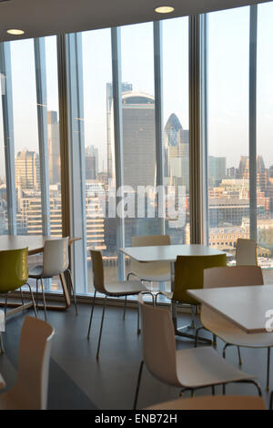 Blick auf London von einem modernen Wolkenkratzer, Tischen und Stühlen in einem café Stockfoto