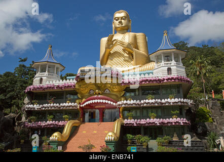 Riesigen goldenen Buddha-Statue in Dambulla cave Tempel-Komplex, Sri Lanka, Asien Stockfoto