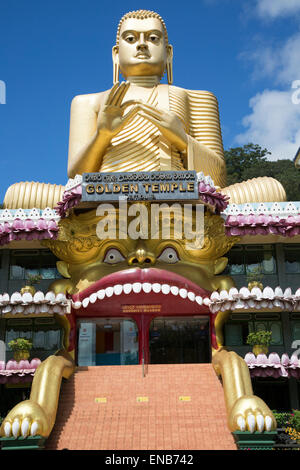 Riesigen goldenen Buddha-Statue in Dambulla cave Tempel-Komplex, Sri Lanka, Asien Stockfoto