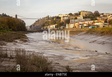 Ein Blick auf Clifton Suspension Bridge (links) und Clifton in Bristol, Vereinigtes Königreich (rechts) Stockfoto