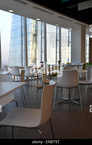 Blick auf London von einem modernen Wolkenkratzer, Tischen und Stühlen in einem café Stockfoto