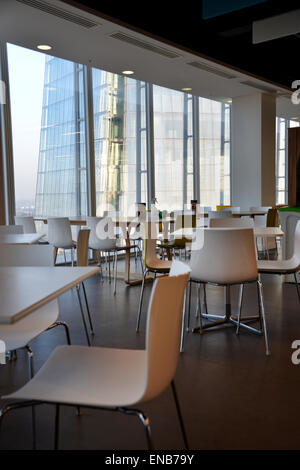 Blick auf London von einem modernen Wolkenkratzer, Tischen und Stühlen in einem café Stockfoto