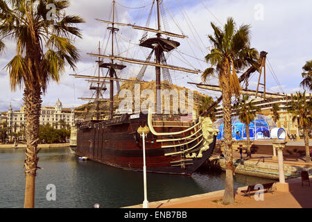 Replik des 18. Jahrhunderts spanischen Kriegsschiff "Santsima Trinidad" am Kai im Hafen von Alicante Stockfoto