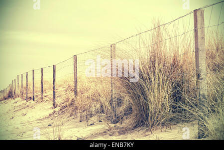 Vintage Retro-gefilterte Foto der Zaun auf einer Düne, Natur Hintergrund. Stockfoto