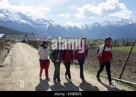 Gyirong, China Tibet autonome Region. 1. Mai 2015. Schüler Fuß zur Schule in Erdbeben betroffenen Gyirong Stadt, Xigaze Stadt, Südwest-China Tibet autonome Region, 1. Mai 2015. Die Grundschule Gyirong Stadt nahm am Freitag nach dem April 25 Erdbeben in Nepal. Die erste Klasse nach der Wiederaufnahme wurde über psychologische Beratung. © Zhang Xiaohua/Xinhua/Alamy Live-Nachrichten Stockfoto