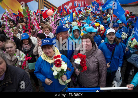 Moskau, Russland. Mai 2015 Teilnehmer der Labour-Union märz, die sich dem Tag der Internationalen Solidarität Der Arbeiter und dem Frühlings- und Arbeitstag auf dem Roten Platz in Moskau, Russland widmen Stockfoto