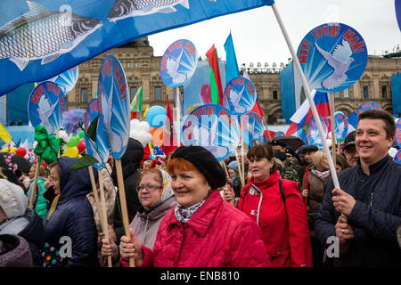 Moskau, Russland. 1. Mai 2015. Teilnehmer in der Gewerkschaft März widmet sich der Day of Workers' International Solidarität und der Frühling und Tag der Arbeit auf dem Roten Platz in Moskau, Russland Stockfoto