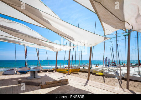 Markisen in Segel Form Polsterung relax-Bereich in der Nähe von Segelboote auf den Sandstrand von Calafell Stadt, Küste des Mittelmeeres Stockfoto