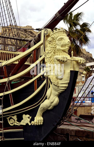 Replik des 18. Jahrhunderts spanischen Kriegsschiff "Santisima Trinidad" am Kai im Hafen von Alicante Stockfoto