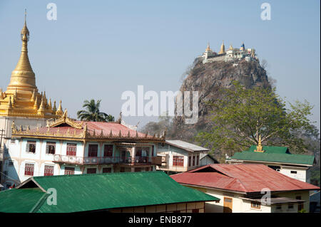 Mt Popa Ian erloschener Vulkan gekrönt mit einem glitzernden buddhistischen Tempel 777 Stufen hinauf durch das Dorf und Tempeln umgeben Stockfoto