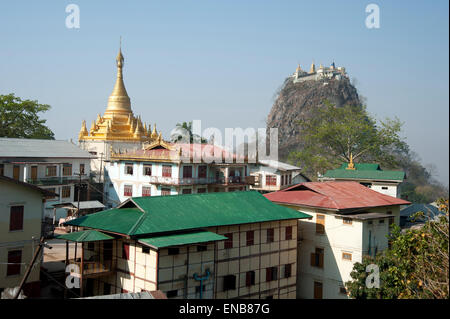 Mt Popa Ian erloschener Vulkan gekrönt mit einem glitzernden buddhistischen Tempel 777 Stufen hinauf durch das Dorf und Tempeln umgeben Stockfoto