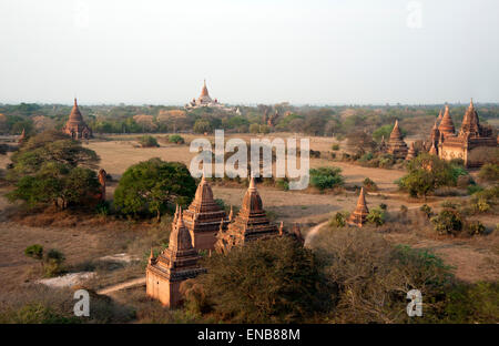 Der Ananda-Tempel in der Ferne mit kleineren Tempeln im Vordergrund am frühen Morgen in Bagan Myanmar Stockfoto