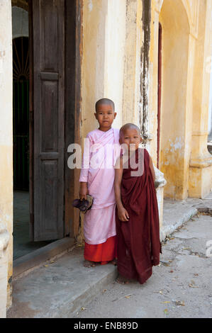 Ein Neuling Nonne und Mönch in einem Hauseingang ein Tempelbau Bagan Myanmar Burma Stockfoto