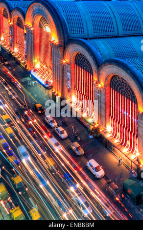 "Abasto" Shopping Moll in der Abenddämmerung mit Autolichter, Buenos Aires, Argentinien. Stockfoto