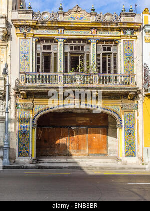 Vorderansicht des dekoriert kunstvoll historisches Gebäude in Havanna, Kuba. Stockfoto