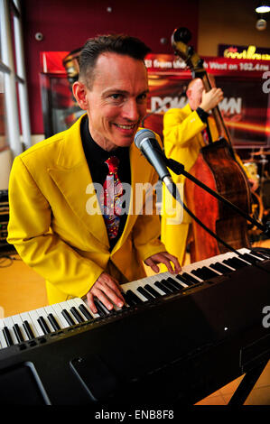 City of Derry Jazz Festival, Londonderry, Nordirland - 1. Mai 2015. Jive Aces Vince Hurley am City of Derry Jazz Festival in Londonderry durchführen. Bildnachweis: George Sweeney/Alamy Live-Nachrichten Stockfoto