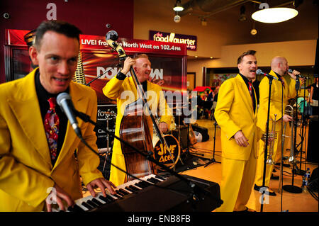 City of Derry Jazz Festival, Londonderry, Nordirland - 1. Mai 2015. Der Jive Aces bei City of Derry Jazz Festival in Londonderry durchführen. Bildnachweis: George Sweeney/Alamy Live-Nachrichten Stockfoto