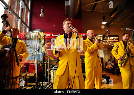 City of Derry Jazz Festival, Londonderry, Nordirland - 1. Mai 2015. Der Jive Aces bei City of Derry Jazz Festival in Londonderry durchführen. Bildnachweis: George Sweeney/Alamy Live-Nachrichten Stockfoto