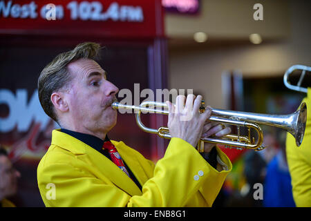 Stadt des Derry Jazz Festival, Londonderry, Nordirland - 1 Mai 2015 Jive Aces führen Sänger Ian Clarkson bei City of Derry Jazz Festival in Londonderry durchführen. Bildnachweis: George Sweeney/Alamy Live-Nachrichten Stockfoto