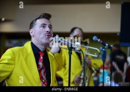 Stadt des Derry Jazz Festival, Londonderry, Nordirland - 1 Mai 2015 Jive Aces führen Sänger Ian Clarkson bei City of Derry Jazz Festival in Londonderry durchführen.  Bildnachweis: George Sweeney/Alamy Live-Nachrichten Stockfoto