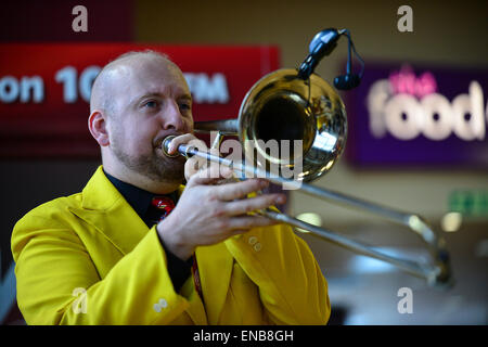 City of Derry Jazz Festival, Londonderry, Nordirland - 1. Mai 2015. Jive Aces Alex Douglas am City of Derry Jazz Festival in Londonderry durchführen.  Bildnachweis: George Sweeney/Alamy Live-Nachrichten Stockfoto