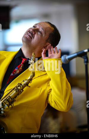 City of Derry Jazz Festival, Londonderry, Nordirland - 1. Mai 2015. Jive Aces John Foreman am City of Derry Jazz Festival in Londonderry durchführen.  Bildnachweis: George Sweeney/Alamy Live-Nachrichten Stockfoto