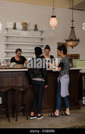 Kunden und Kellner in Floriditas Cafe Restaurant in Cuba Street in Wellington, Neuseeland. Stockfoto