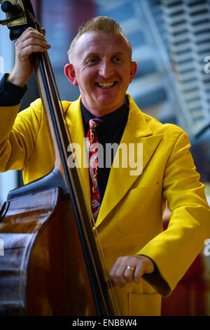 City of Derry Jazz Festival, Londonderry, Nordirland - 1. Mai 2015. Jive Aces Ken Smith am City of Derry Jazz Festival in Londonderry durchführen. Bildnachweis: George Sweeney/Alamy Live-Nachrichten Stockfoto