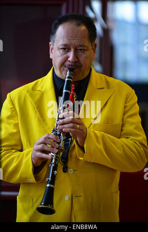 City of Derry Jazz Festival, Londonderry, Nordirland - 1. Mai 2015. Jive Aces John Foreman am City of Derry Jazz Festival in Londonderry durchführen. Bildnachweis: George Sweeney/Alamy Live-Nachrichten Stockfoto