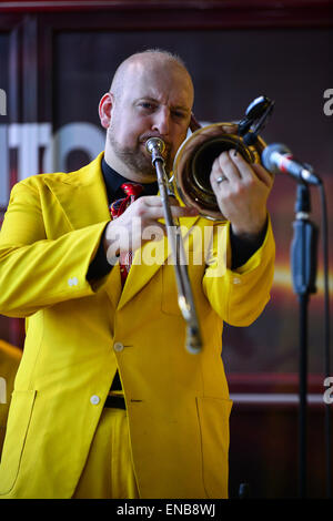 City of Derry Jazz Festival, Londonderry, Nordirland - 1. Mai 2015. Jive Aces Alex Douglas am City of Derry Jazz Festival in Londonderry durchführen. Bildnachweis: George Sweeney/Alamy Live-Nachrichten Stockfoto