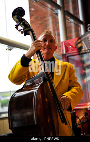 City of Derry Jazz Festival, Londonderry, Nordirland - 1. Mai 2015. Jive Aces Ken Smith am City of Derry Jazz Festival in Londonderry durchführen. Bildnachweis: George Sweeney/Alamy Live-Nachrichten Stockfoto