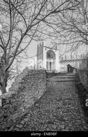 antiken mittelalterlichen Weg führt vom Dorf von Soave (Italien), die Burg auf dem Hügel Stockfoto