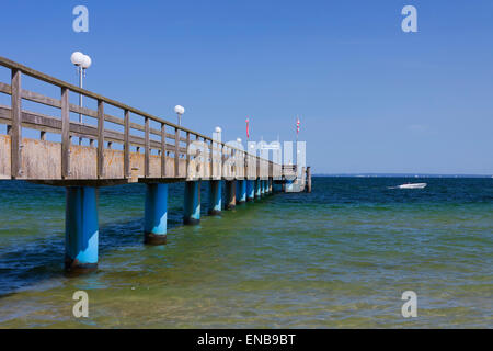 Hölzerne Pier / Steg / Seebrücke Haffkrug entlang der Lübecker Bucht, Schleswig-Holstein, Deutschland Stockfoto