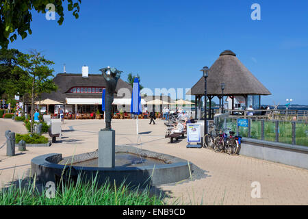 Statue und Café-Restaurant an der Promenade im Seebad Haffkrug, Scharbeutz, Schleswig-Holstein, Deutschland Stockfoto