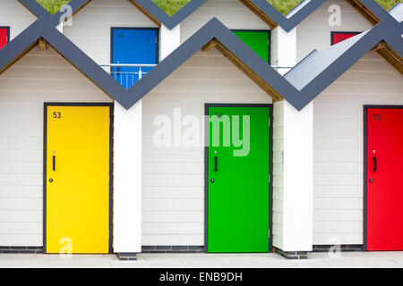 Neue farbenfrohe Strandhütten, farbenfrohe Strandhütten, entlang der Promenade in Swanage, Dorset UK im Mai Stockfoto