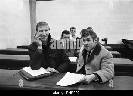 Fußball Verein Teach an der Leeds University mit Sheffield United Manager John Harris, Leeds Manager Don Revie und Johnny Steele von Barnsley. Jack Charlton und Bobby Collins Notizen. 12. Februar 1969. Stockfoto