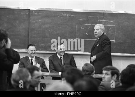 Fußball Verein Teach an der Leeds University mit Sheffield United Manager John Harris, Leeds Manager Don Revie und Johnny Steele von Barnsley. 12. Februar 1969. Stockfoto