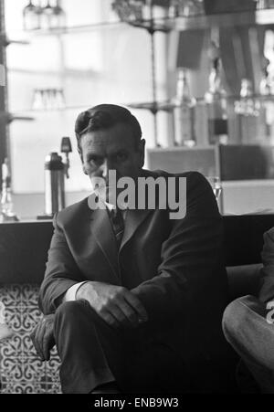 Leeds United Manager Don Revie an der Elland Road mit Telegramme, die ihm zum Gewinn der ersten Meisterschaft gratulieren. 29. April 1969. Stockfoto